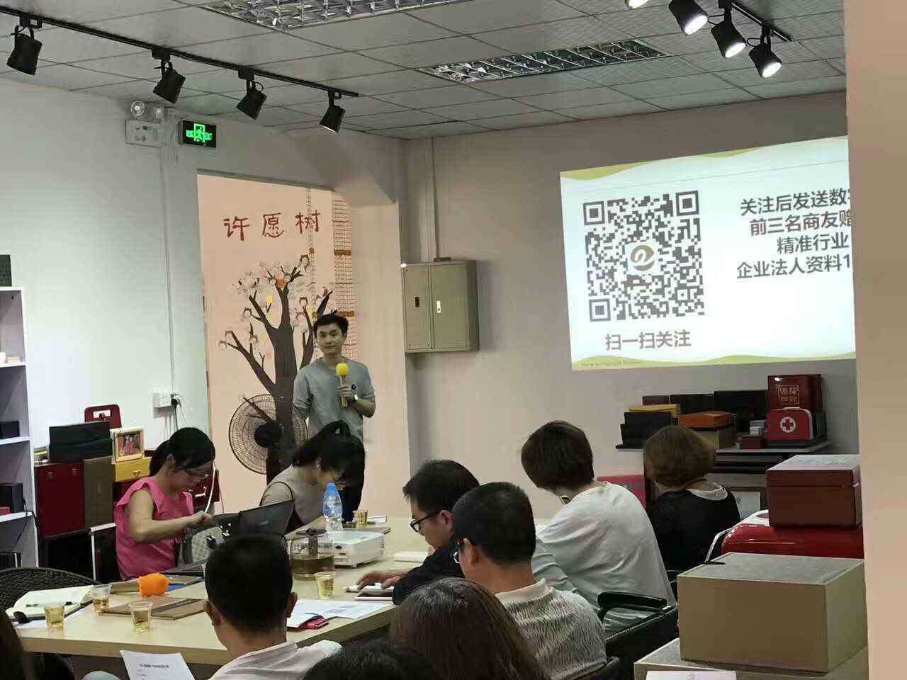 明安活动照2.jpg 明安活动照2.jpg