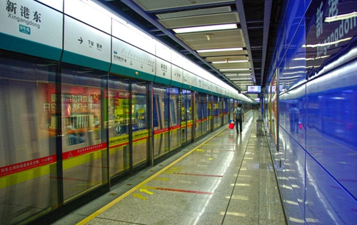 地铁警示胶带使用图.jpg 地铁警示胶带使用图.jpg